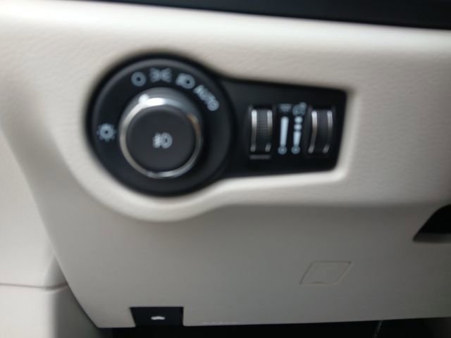 Used 2024 Chrysler Pacifica Touring-L FWD image 18