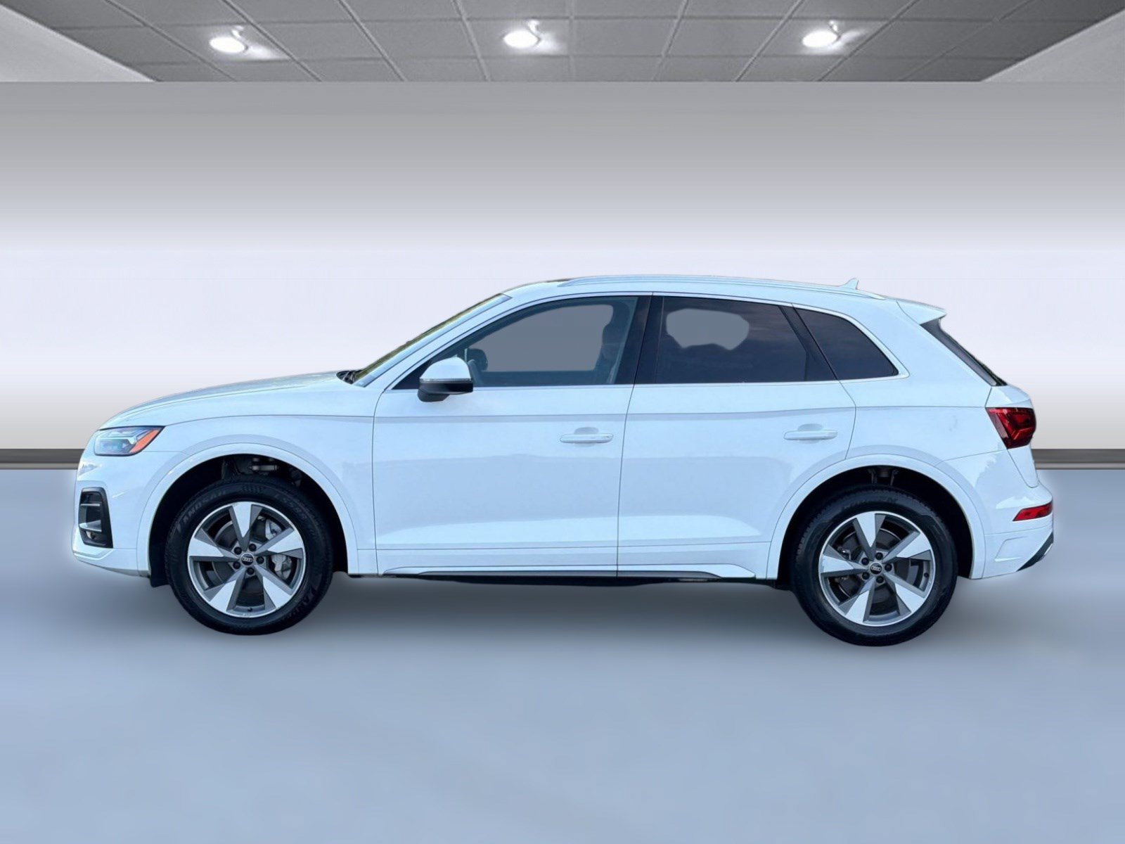 Used 2023 Audi Q5 2.0T Premium w/ Convenience Package AWD/4WD image 2