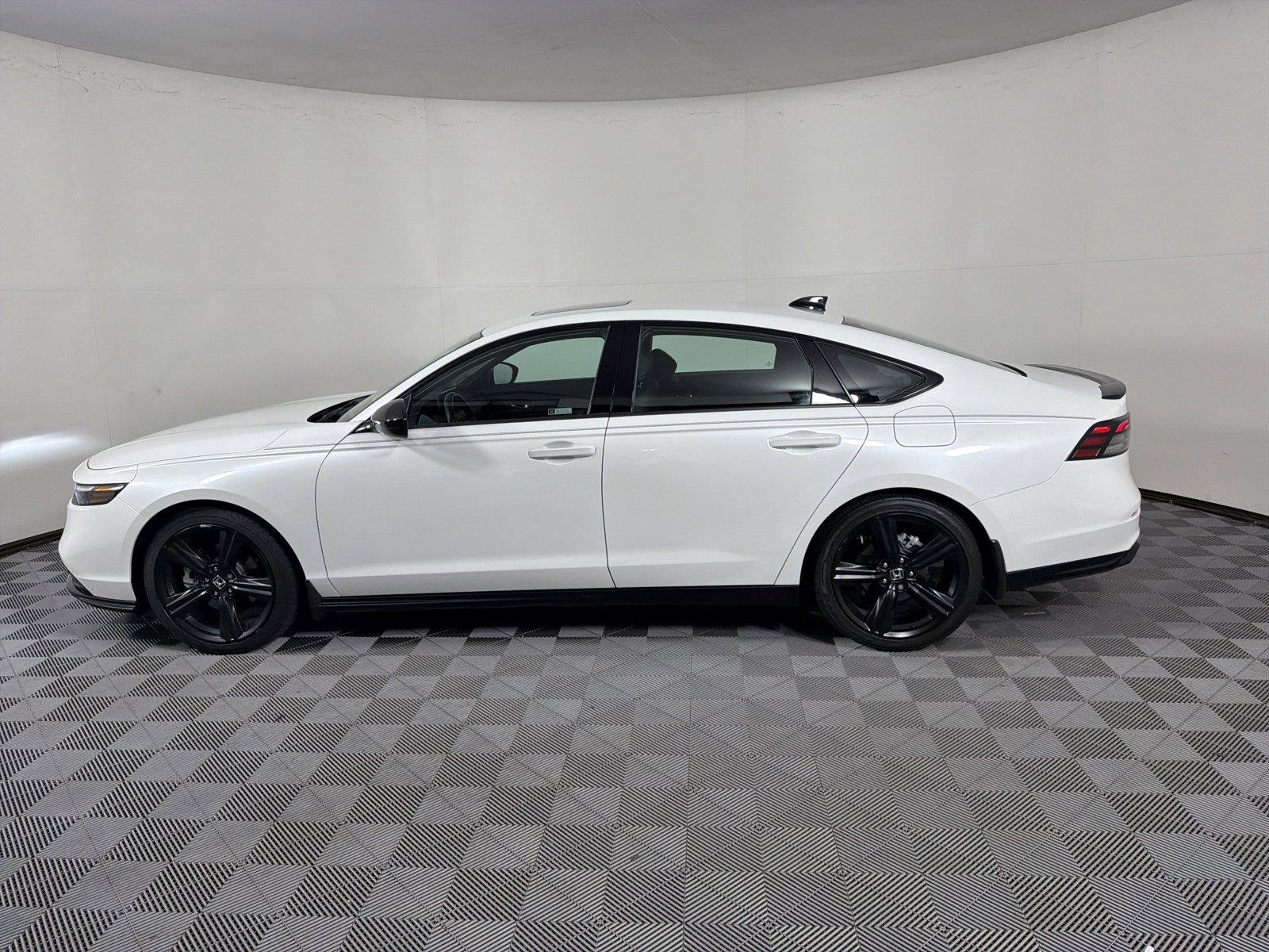 Used 2024 Honda Accord Sport image 4