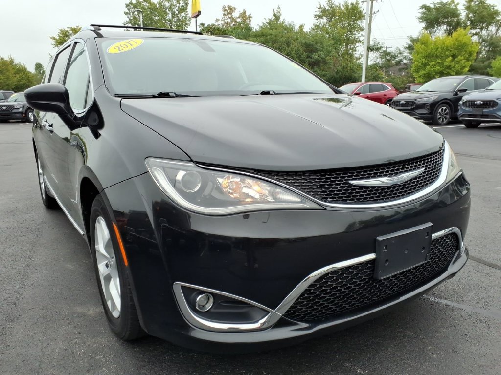 Used 2017 Chrysler Pacifica Touring-L Plus FWD image 3