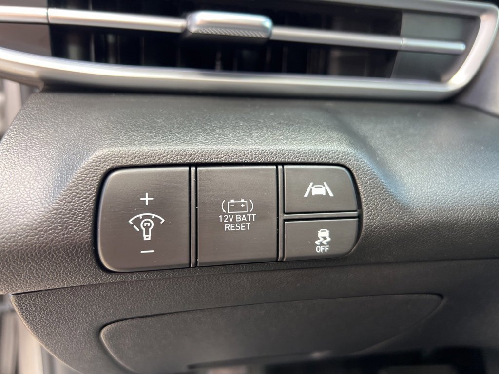 Used 2023 Hyundai Elantra Limited image 25