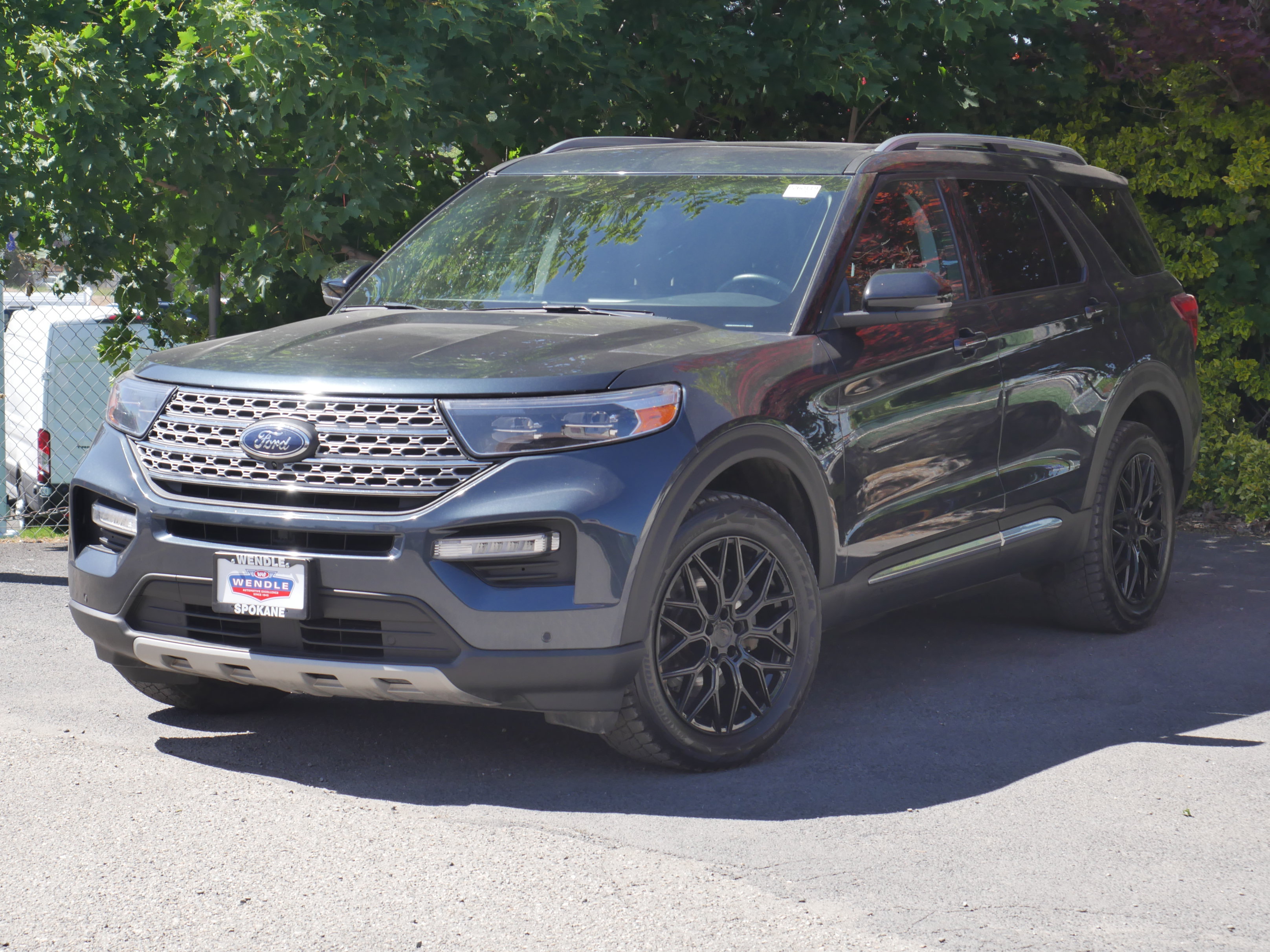 Certified 2022 Ford Explorer Limited AWD/4WD image 2