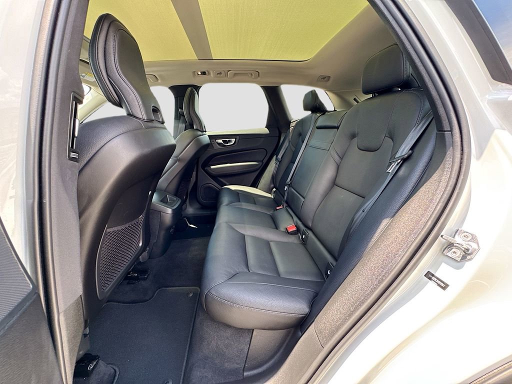 Used 2021 Volvo XC60 T5 Momentum w/ Premium Package FWD image 27
