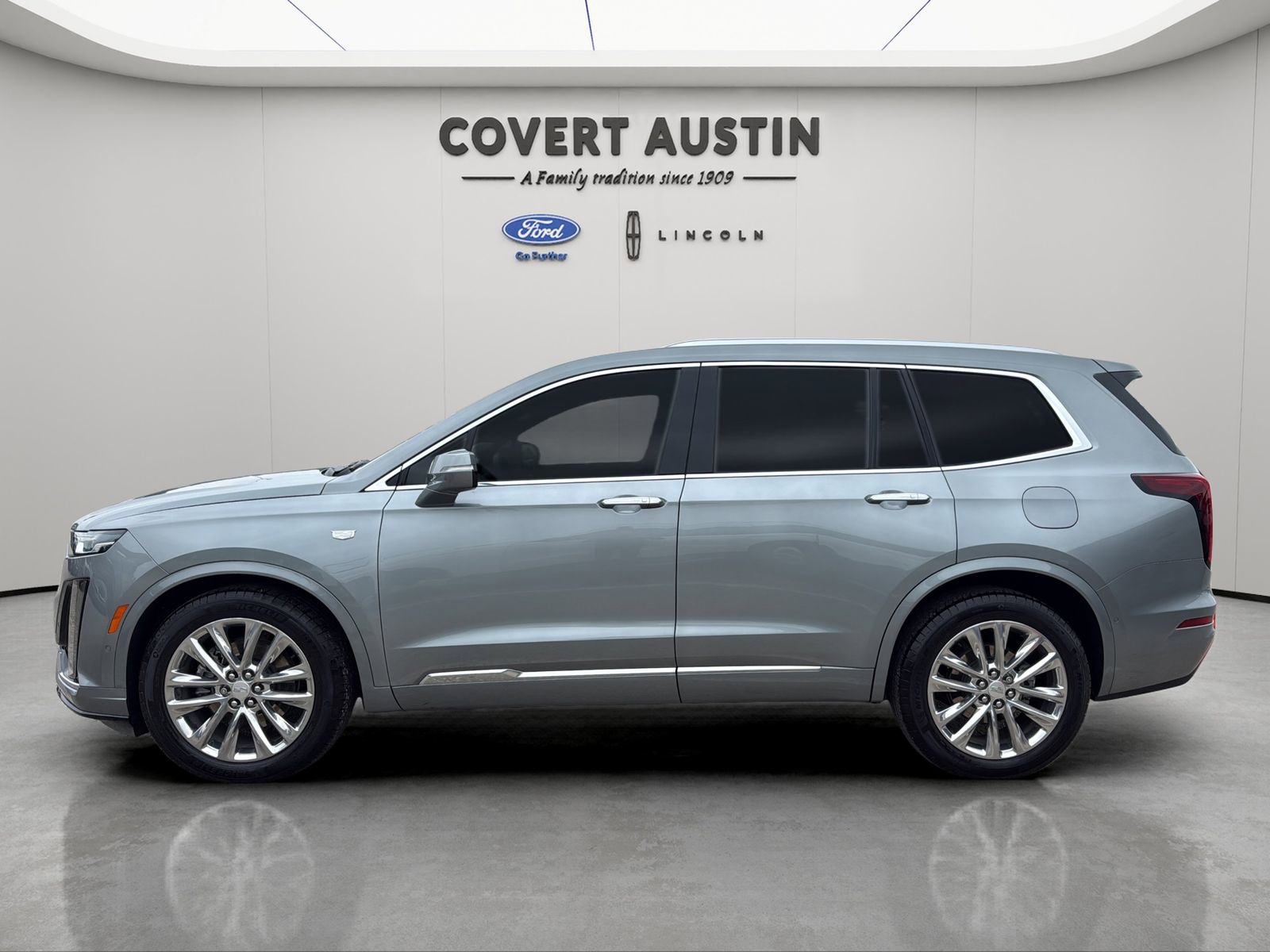 Used 2023 Cadillac XT6 Premium Luxury w/ Technology Package FWD image 2