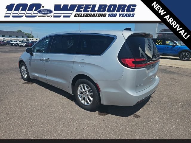 Used 2023 Chrysler Pacifica Touring-L FWD image 3