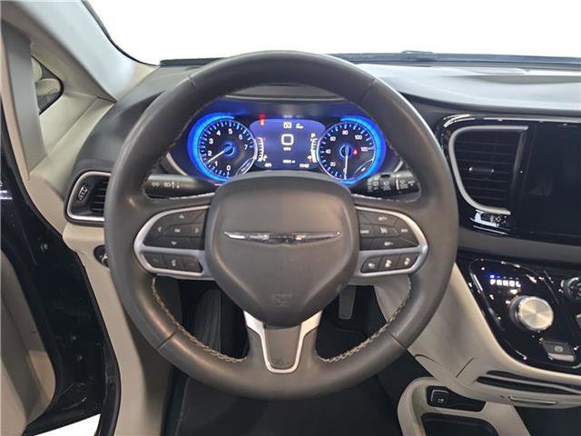 Used 2023 Chrysler Pacifica Touring-L image 14