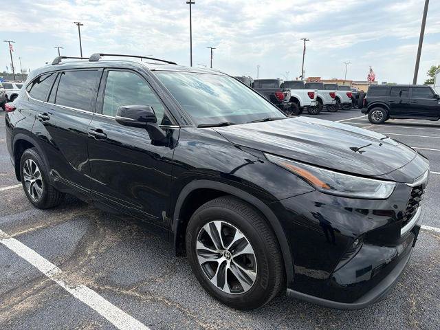 Used 2021 Toyota Highlander XLE AWD/4WD image 4