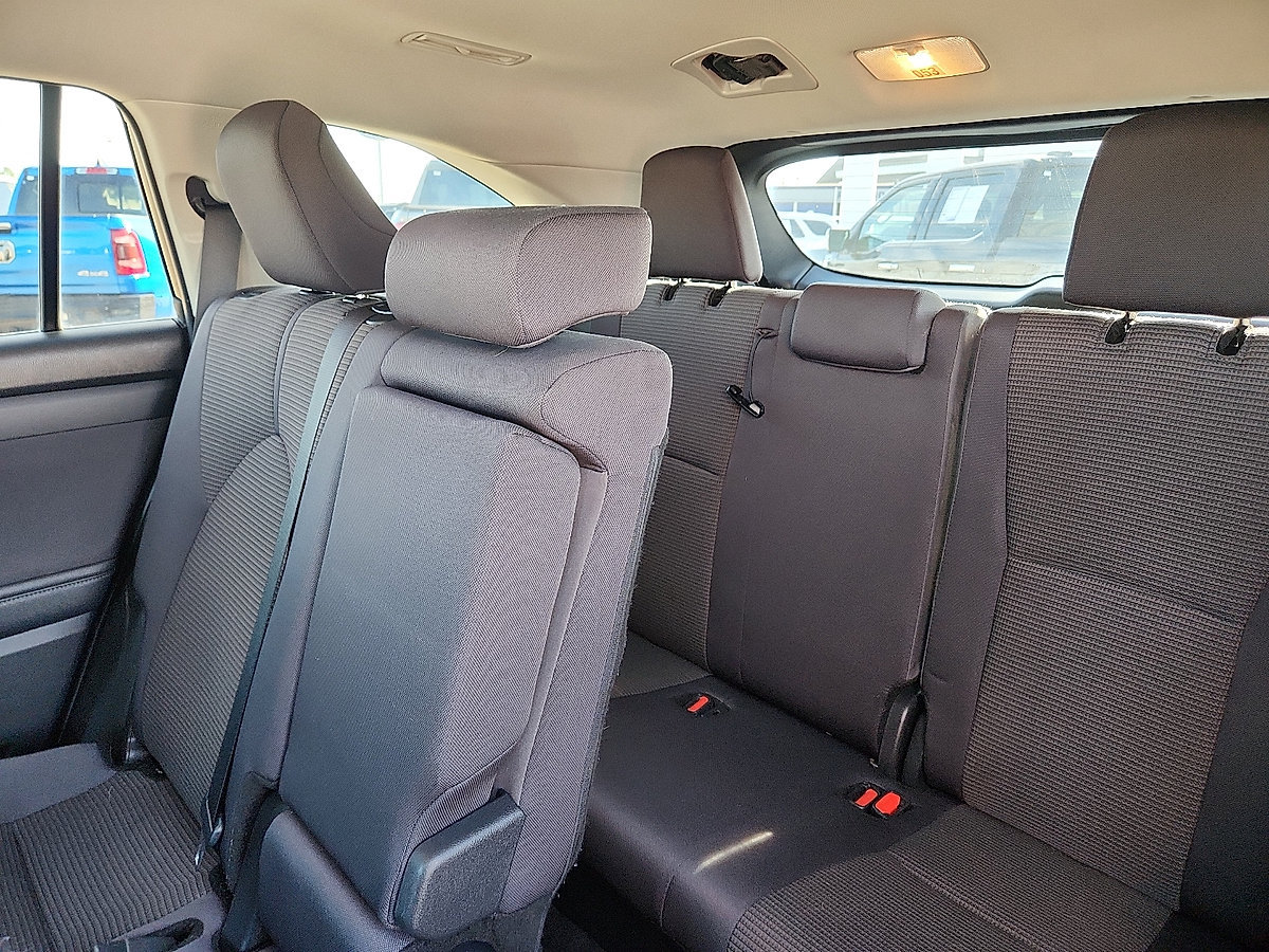 Used 2024 Toyota Highlander LE AWD/4WD image 6