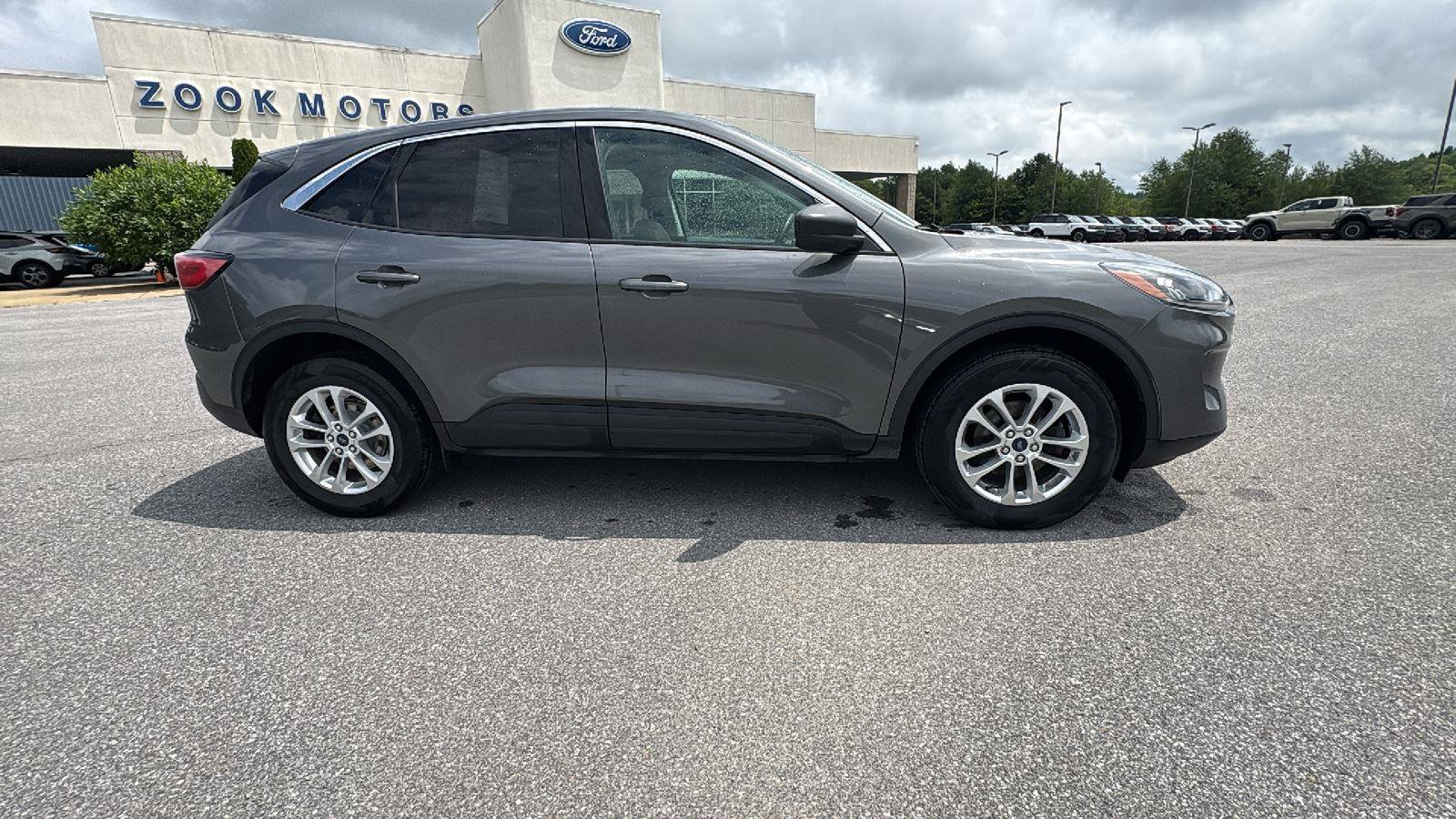Certified 2022 Ford Escape SE w/ Cold Weather Package AWD/4WD image 3