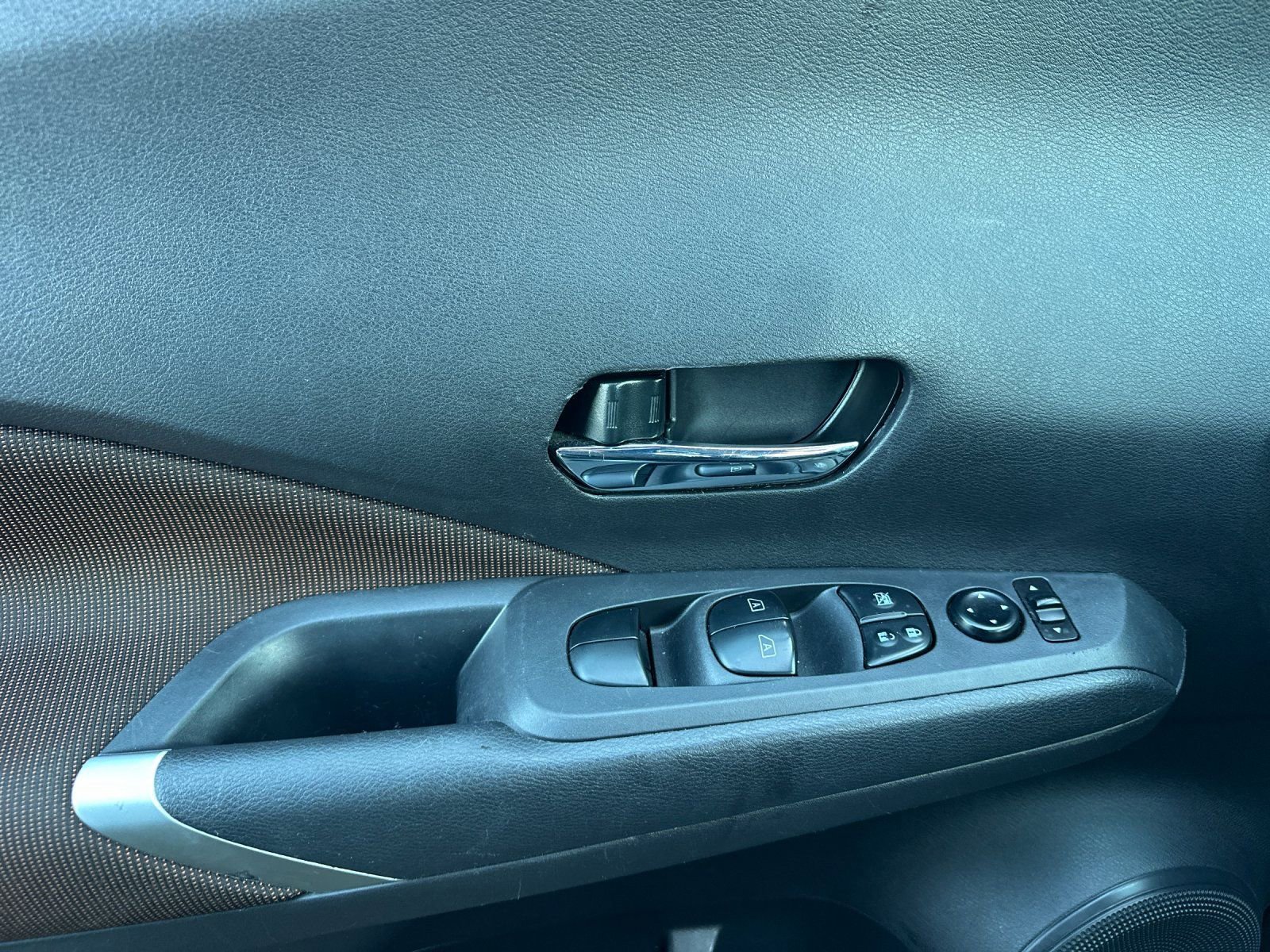 Used 2024 Nissan Kicks SR image 10