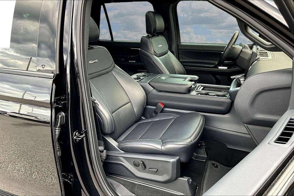 Certified 2025 Ford Expedition Max Platinum w/ Stealth Performance Package AWD/4WD image 32