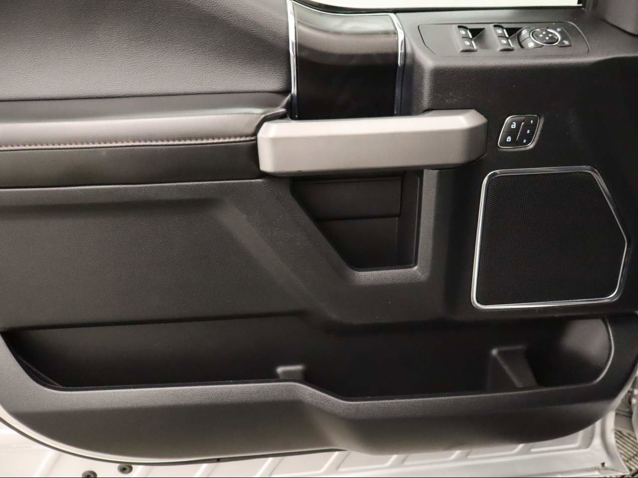 Certified 2018 Ford F150 Platinum w/ Equipment Group 701A Luxury image 19