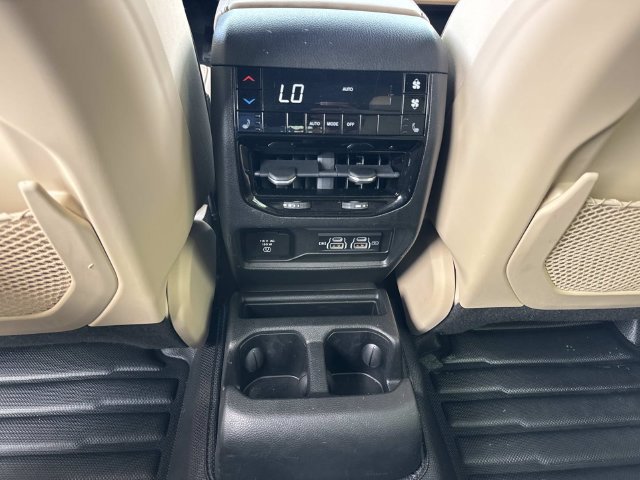 Used 2023 Jeep Grand Cherokee L Limited w/ Luxury Tech Group II RWD image 17