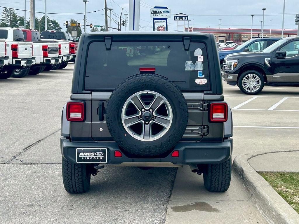 Used 2018 Jeep Wrangler Unlimited Sahara AWD/4WD image 2