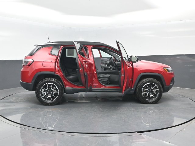 Used 2025 Jeep Compass Trailhawk AWD/4WD image 29