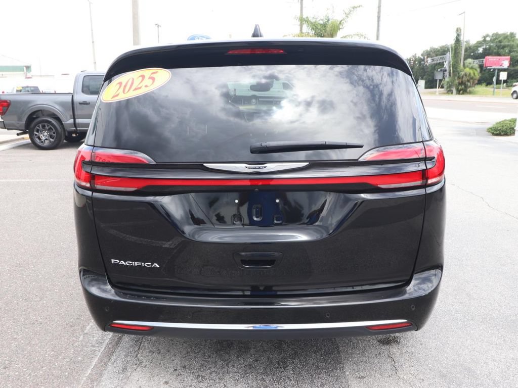 Used 2025 Chrysler Pacifica Select FWD image 10