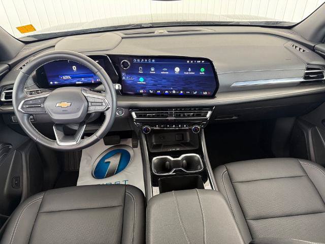 Used 2025 Chevrolet Traverse LT FWD image 3