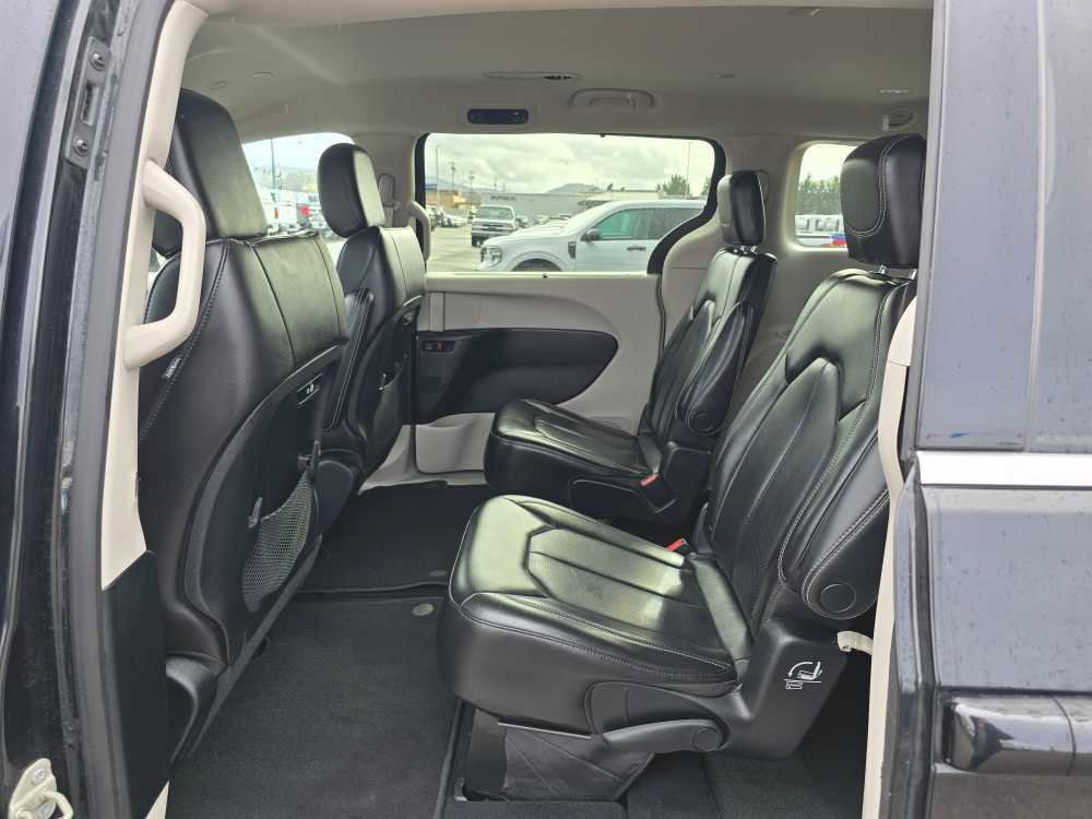 Used 2023 Chrysler Pacifica Touring-L image 16