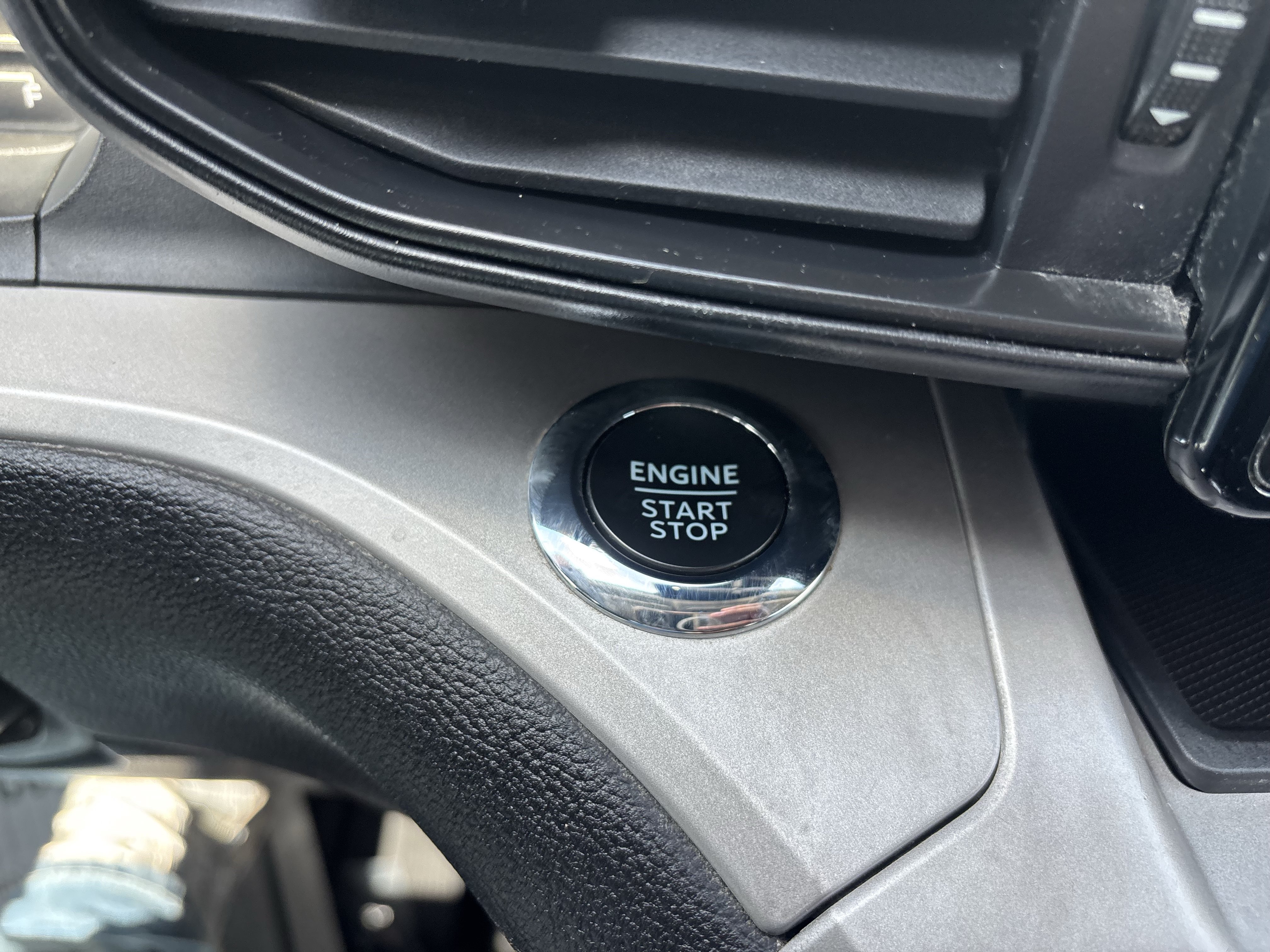 Certified 2022 Ford Explorer XLT RWD image 30