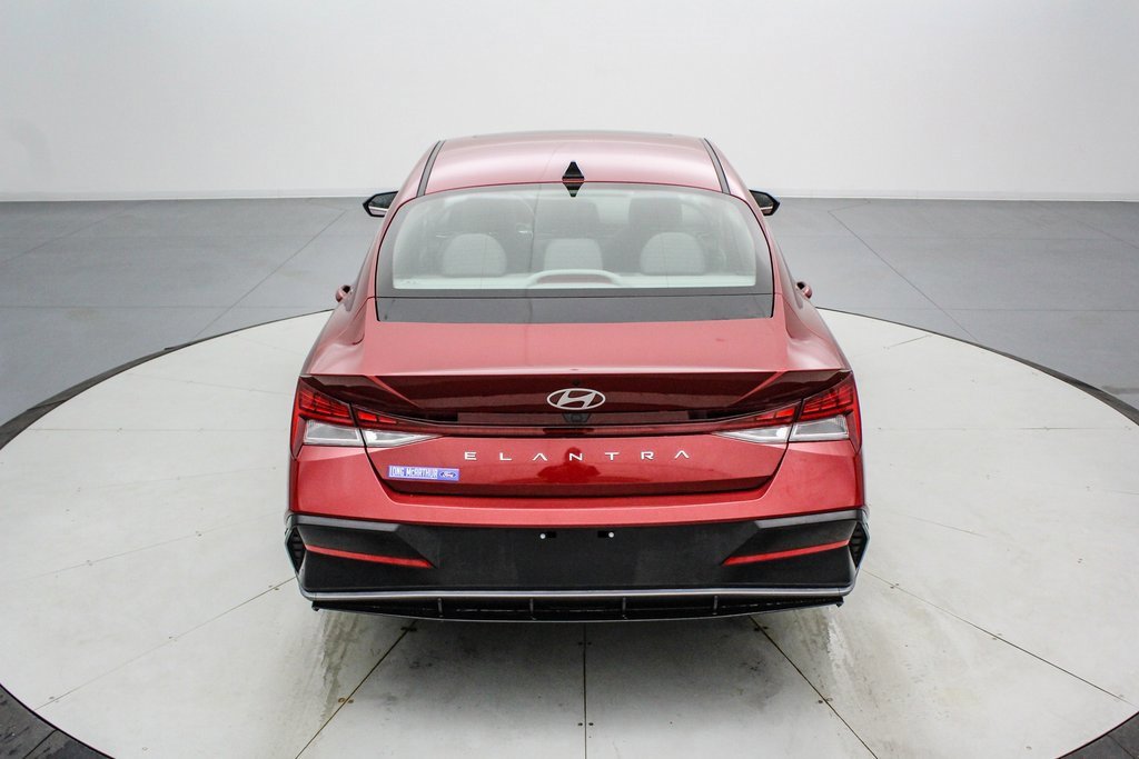 Used 2025 Hyundai Elantra SEL image 4