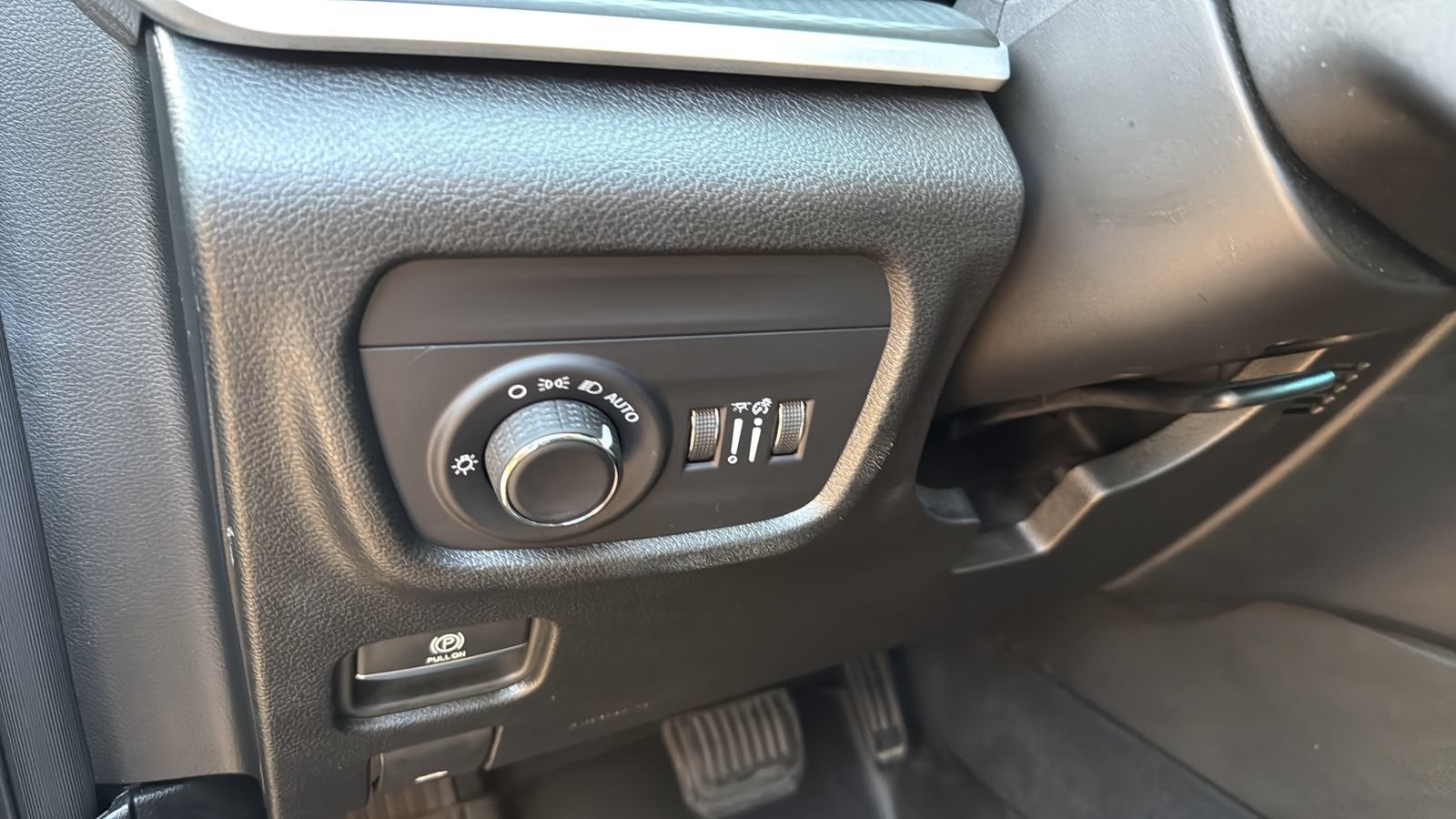 Used 2025 Jeep Grand Cherokee Laredo X w/ Luxury Tech Group I AWD/4WD image 17