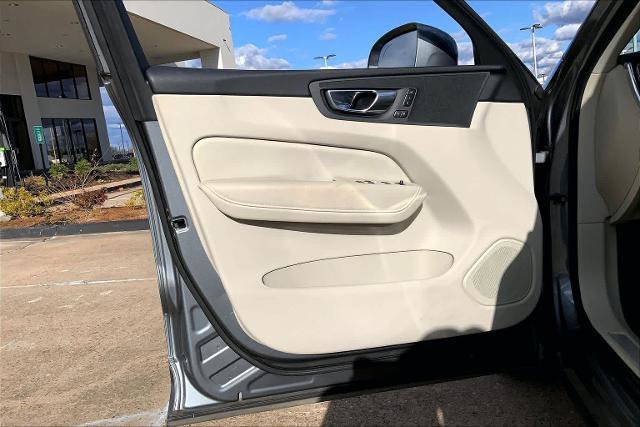 Used 2021 Volvo XC60 T5 Momentum w/ Premium Package image 21