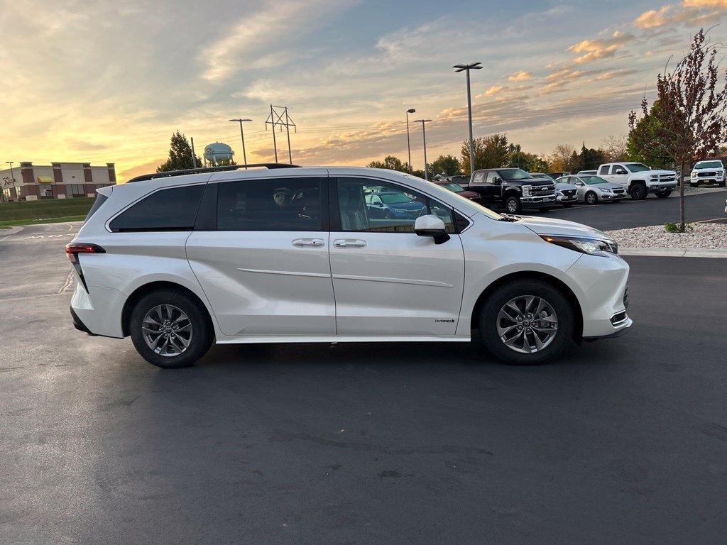Used 2021 Toyota Sienna XLE AWD/4WD image 5
