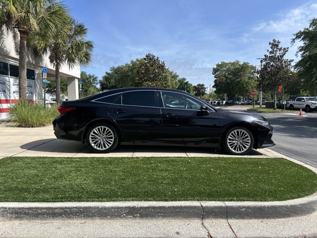 Used 2019 Toyota Avalon Limited FWD image 2
