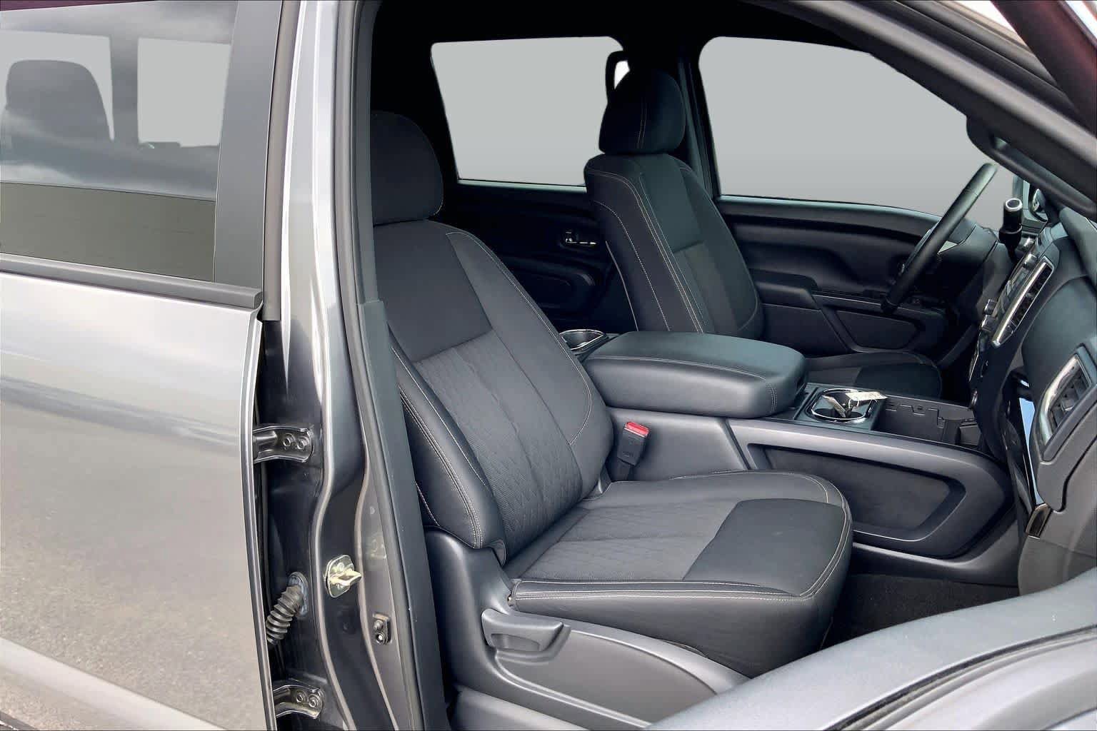 Used 2019 Nissan Titan SV w/ SV Convenience Package RWD image 9
