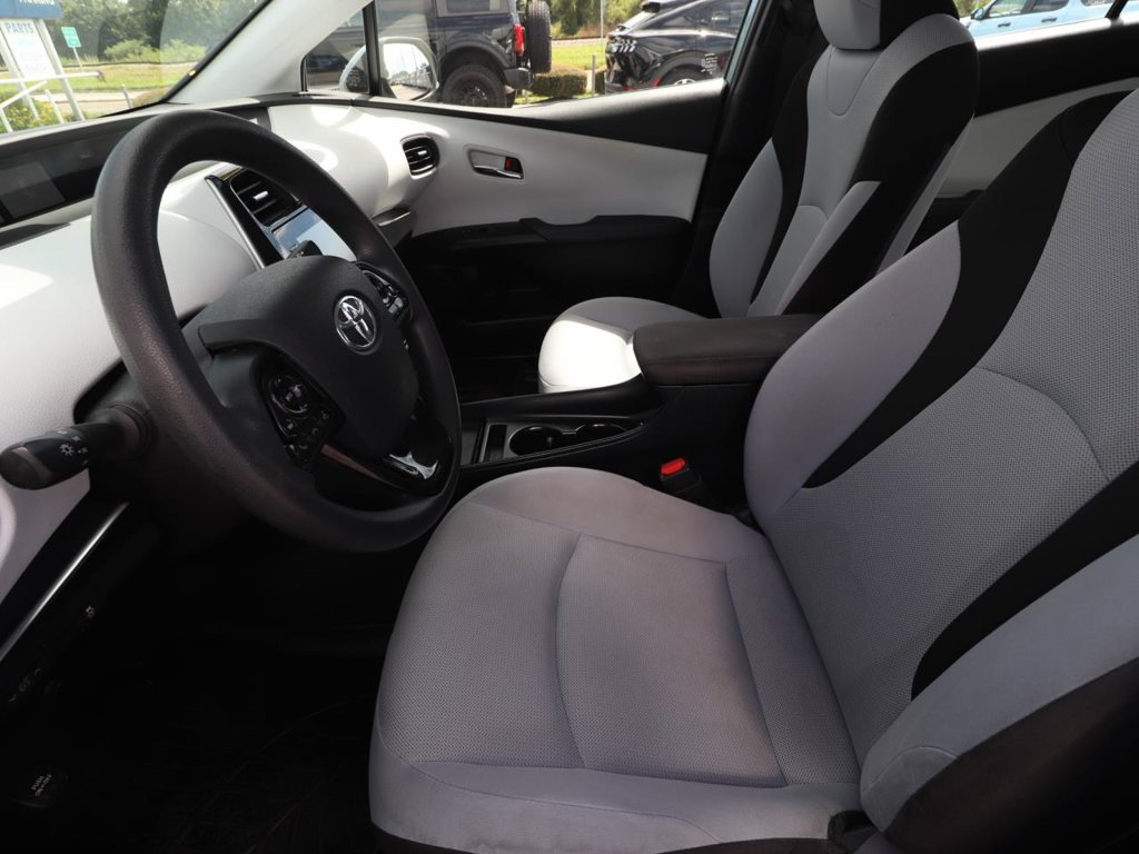 Used 2020 Toyota Prius L Eco FWD image 2