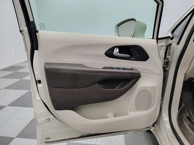 Used 2021 Chrysler Pacifica Touring-L w/ Uconnect Theater Family Group FWD image 10