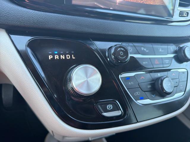 Used 2024 Chrysler Pacifica Touring-L FWD image 25