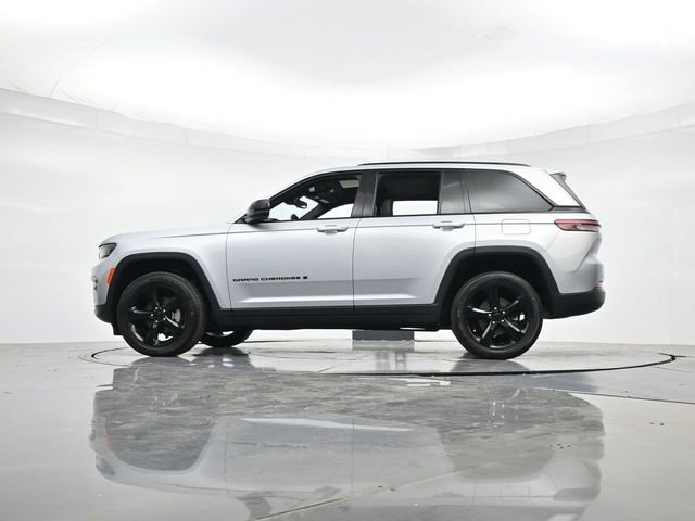 Used 2024 Jeep Grand Cherokee Altitude AWD/4WD image 37