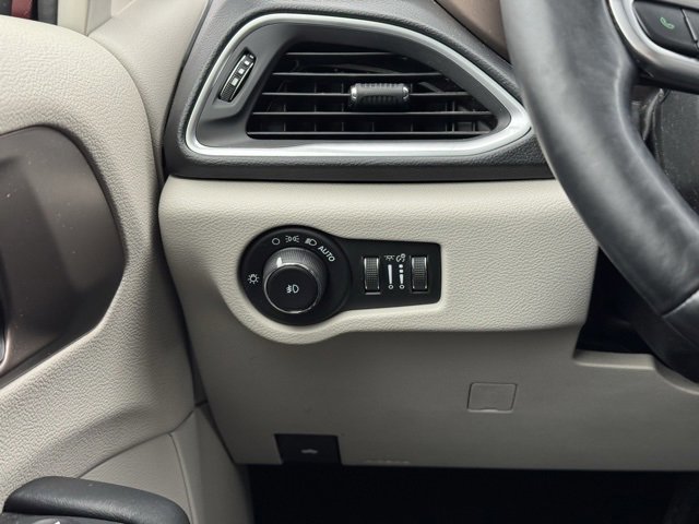 Used 2018 Chrysler Pacifica Touring-L Plus image 37