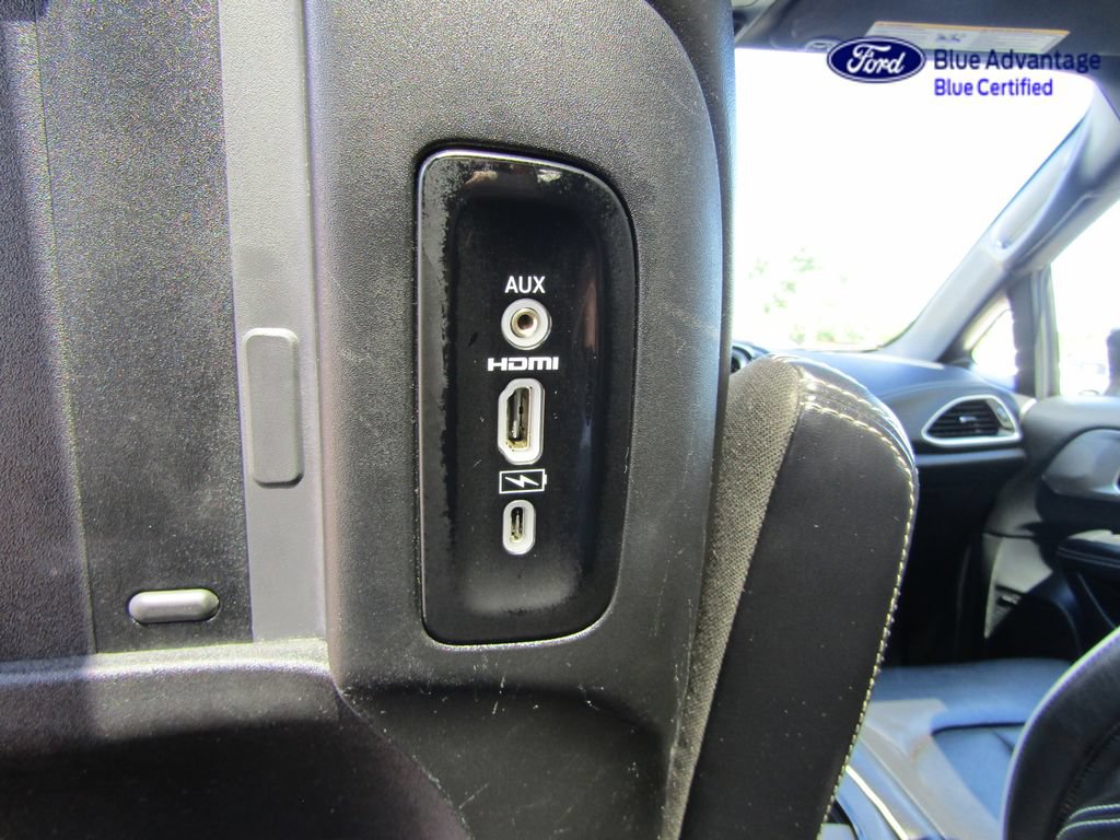 Used 2022 Chrysler Pacifica Limited w/ Uconnect Theater Family Group FWD image 43