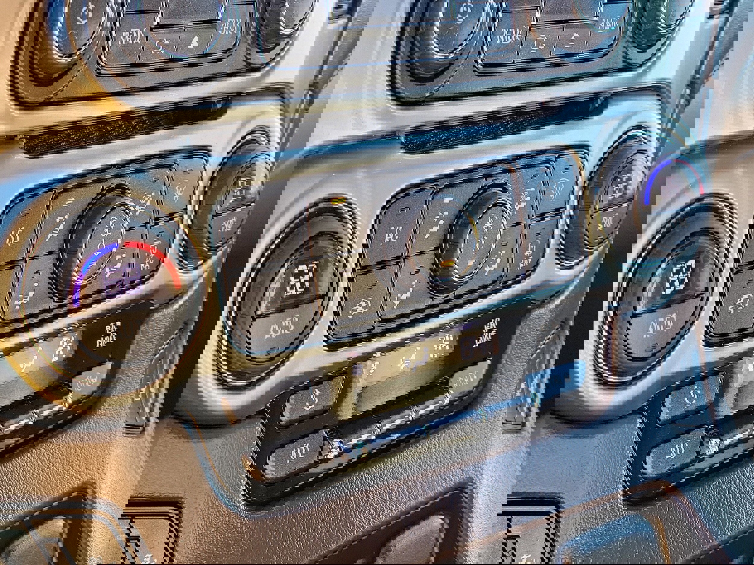 Used 2018 Chevrolet Suburban LT w/ Luxury Package image 33