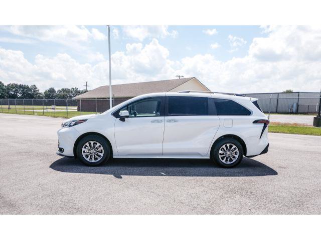 Used 2025 Toyota Sienna XLE FWD image 2