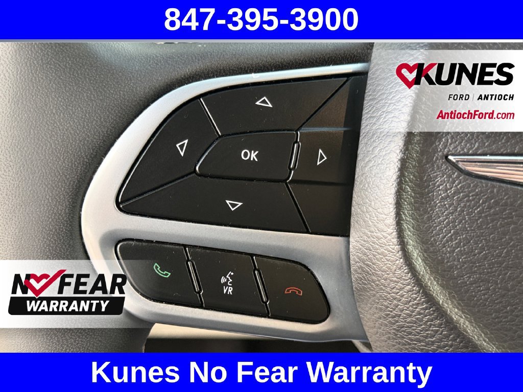Used 2023 Chrysler Pacifica Touring-L FWD image 17