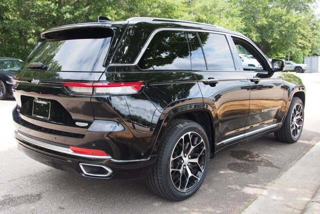 Used 2023 Jeep Grand Cherokee Summit AWD/4WD image 7