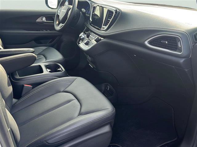 Used 2025 Chrysler Pacifica Select FWD image 11