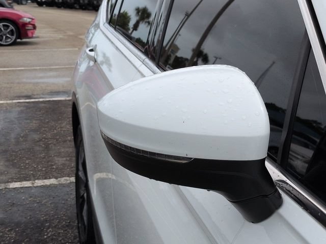 Used 2022 Volkswagen Tiguan SE w/ Panoramic Sunroof Package FWD image 12