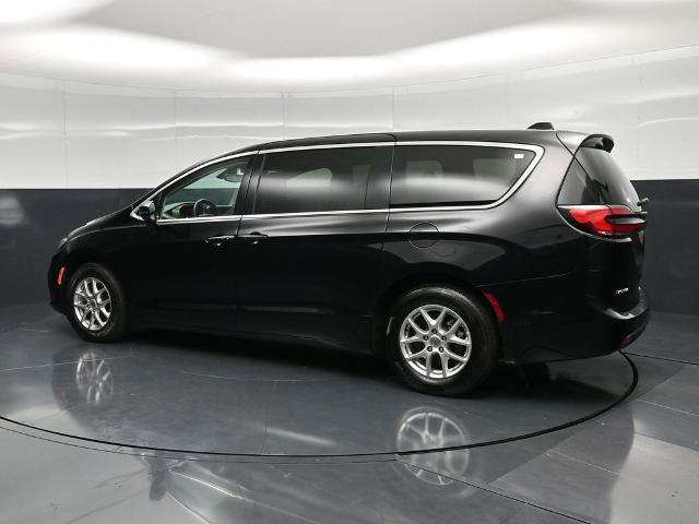 Used 2024 Chrysler Pacifica Touring-L FWD image 9