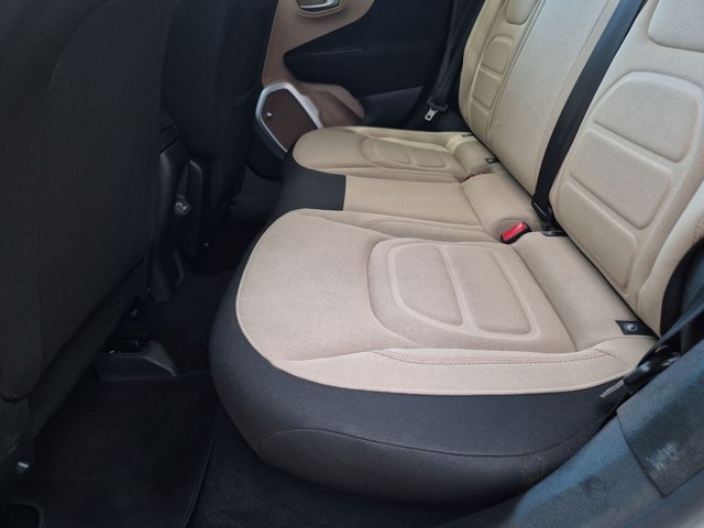 Used 2018 Jeep Renegade Latitude FWD image 18