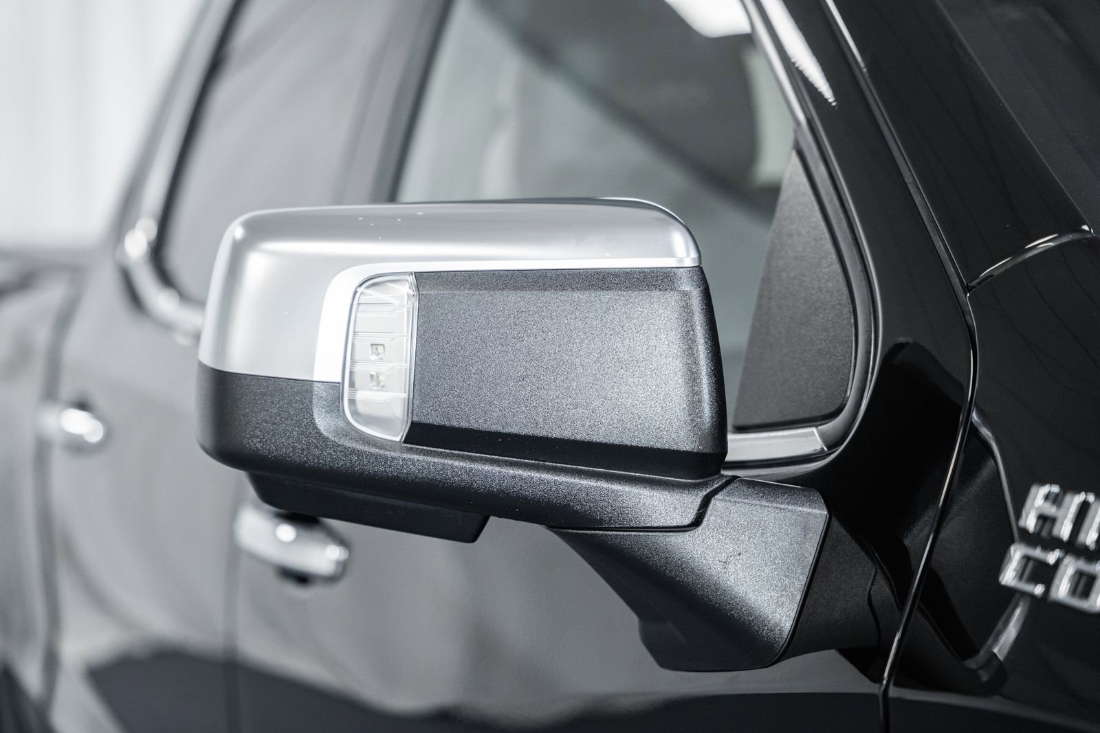 Used 2023 Chevrolet Silverado 1500 High Country w/ High Country Premium Package image 15