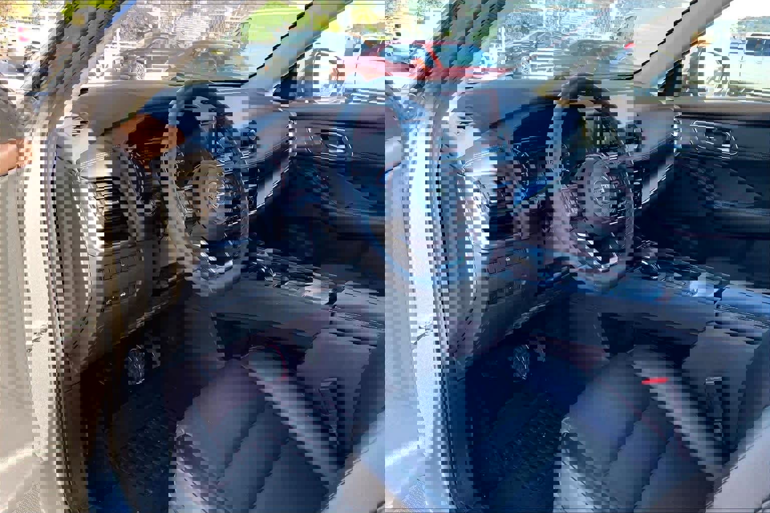 Used 2021 Nissan Rogue SV w/ Premium Package image 2