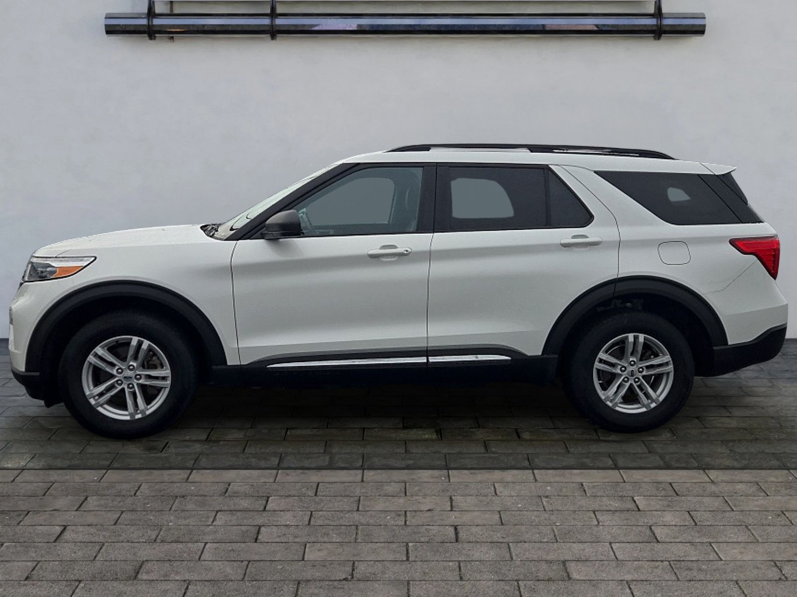 Certified 2023 Ford Explorer XLT w/ Equipment Group 202A AWD/4WD image 6