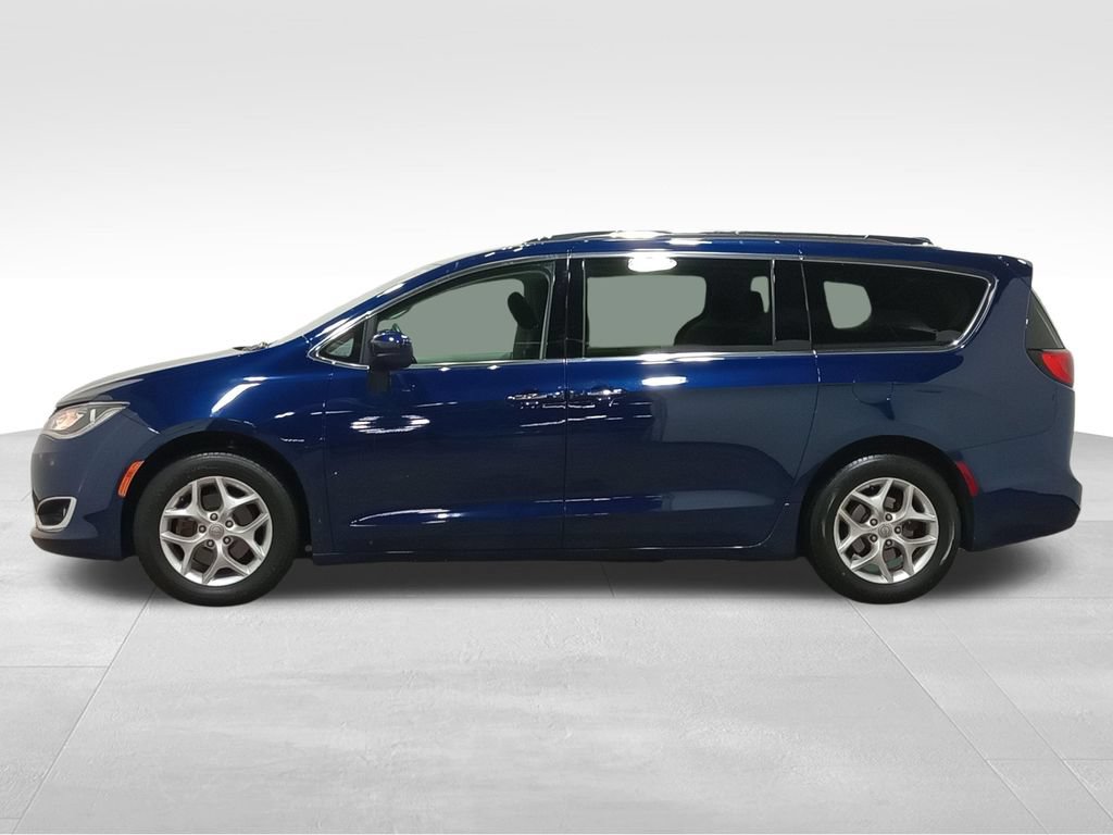Used 2019 Chrysler Pacifica Touring Plus w/ Tire & Wheel Group FWD image 9
