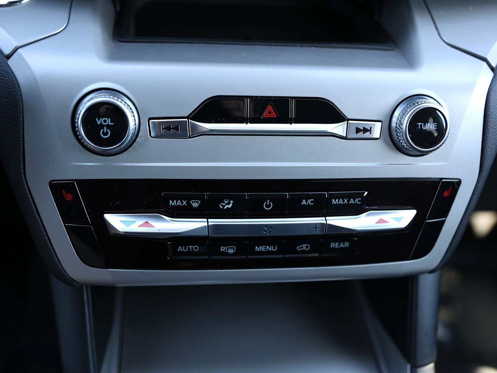 Certified 2022 Ford Explorer XLT w/ Class IV Trailer Tow Package image 30