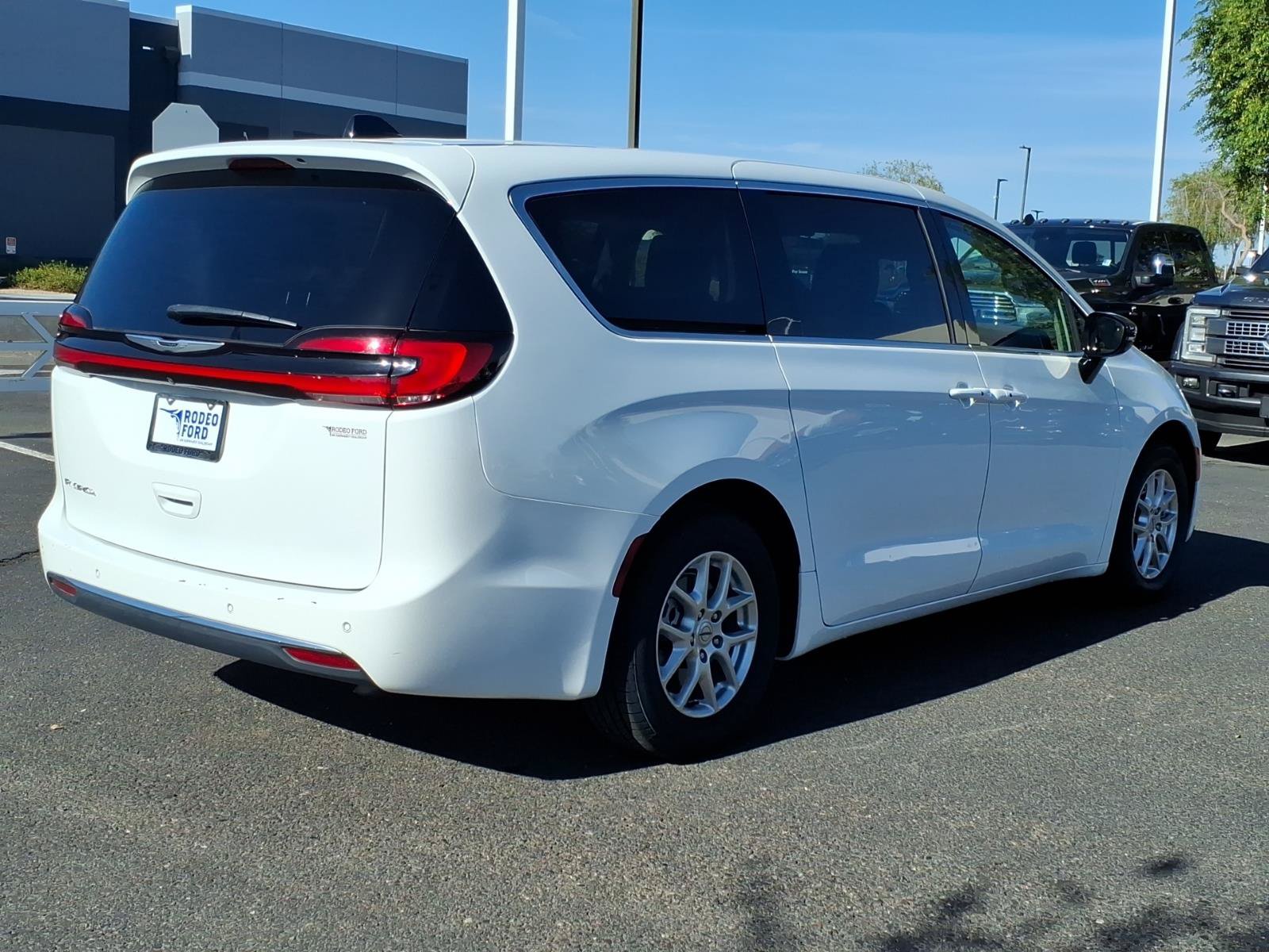 Used 2024 Chrysler Pacifica Touring-L FWD image 5