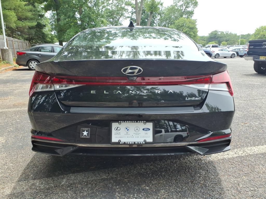 Used 2023 Hyundai Elantra Limited FWD image 3